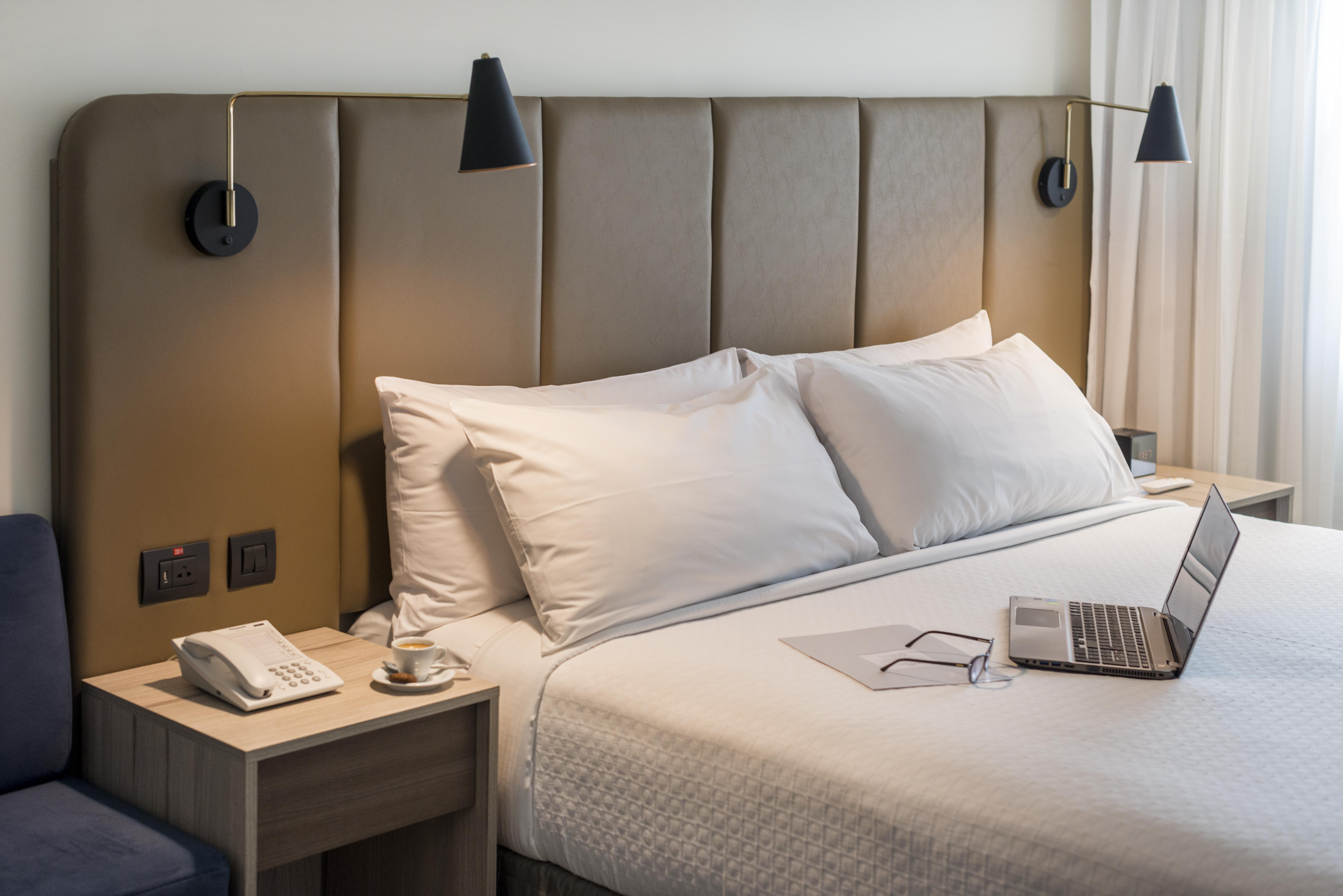 Crowne Plaza Lima By Ihg Hotell Exteriör bild A guest room at the Hilton London Heathrow