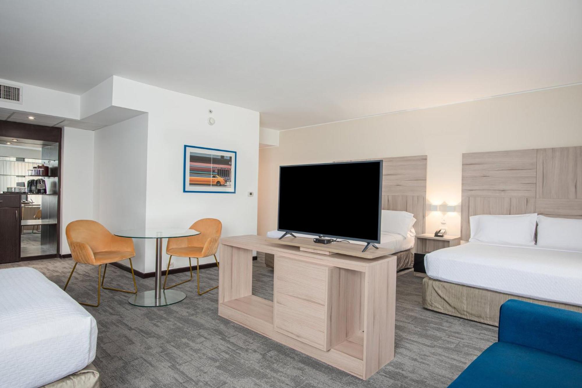 Crowne Plaza Lima By Ihg Hotell Exteriör bild A room at the Hilton Garden Inn in San Francisco