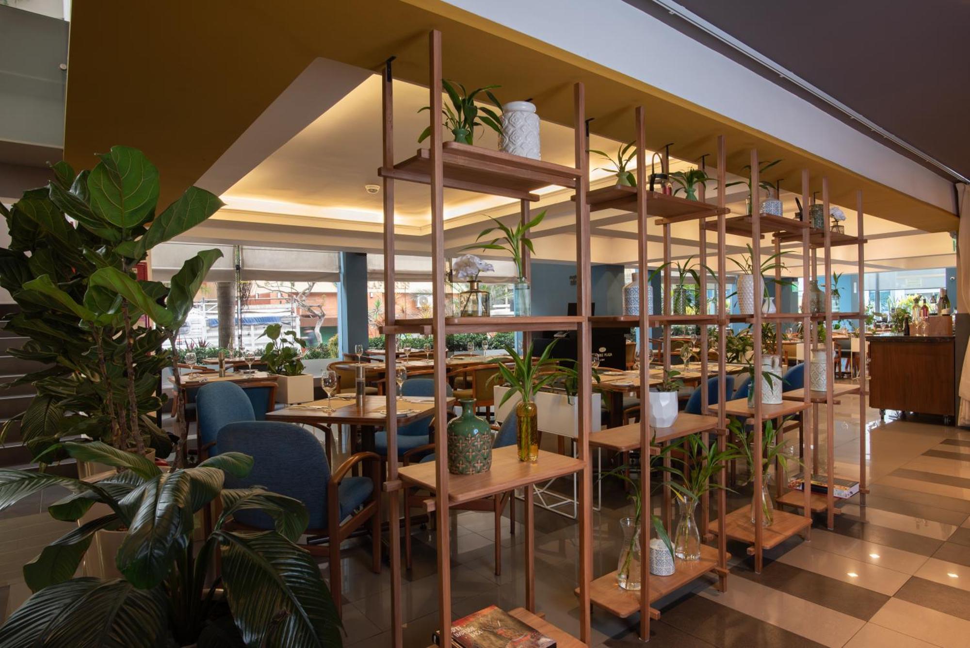 Crowne Plaza Lima By Ihg Hotell Exteriör bild The interior of the restaurant